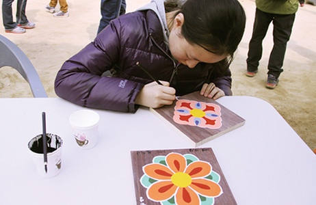 월정사 행사, 무늬에 색을 칠하는 학생
