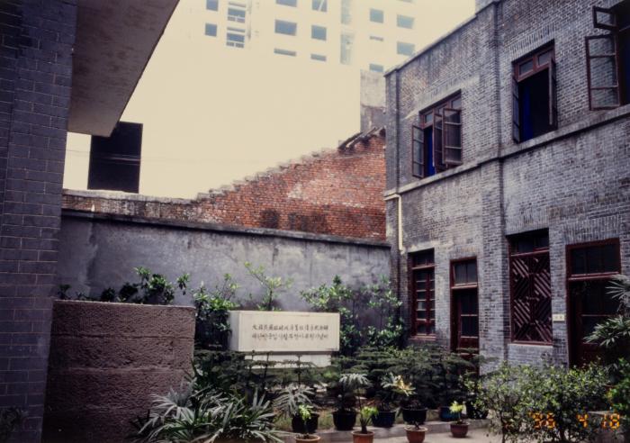 복원을 마친 연화지 청사 외관과 전시실 내부_청사 앞마당에 설치된 대한민국 임시정부 청사 복원기념비