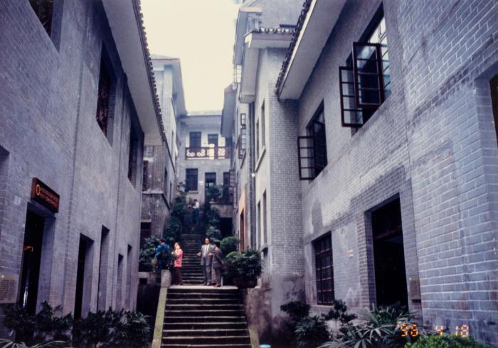 복원을 마친 연화지 청사 외관과 전시실 내부_복원된 연화지 청사 계단