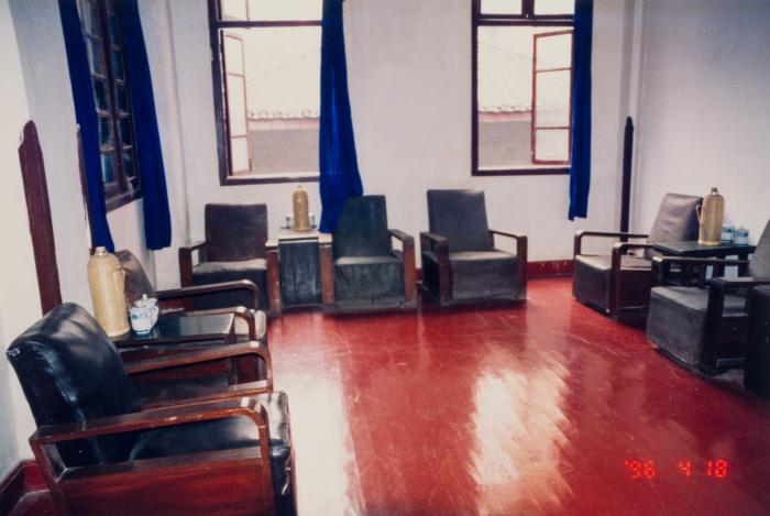 복원을 마친 연화지 청사 외관과 전시실 내부_5호 건물 2층에 재현된 외빈접대소