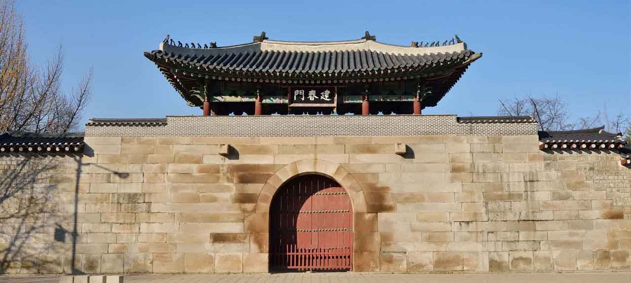 건춘문