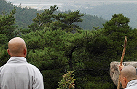 산위의 두분의 스님
