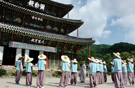 금산사 미륵전 해설중인 스님