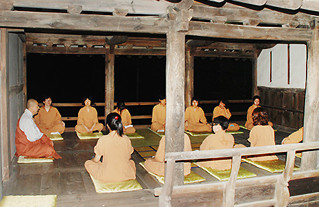 봉정사, 명상중인 스님과 참가자들