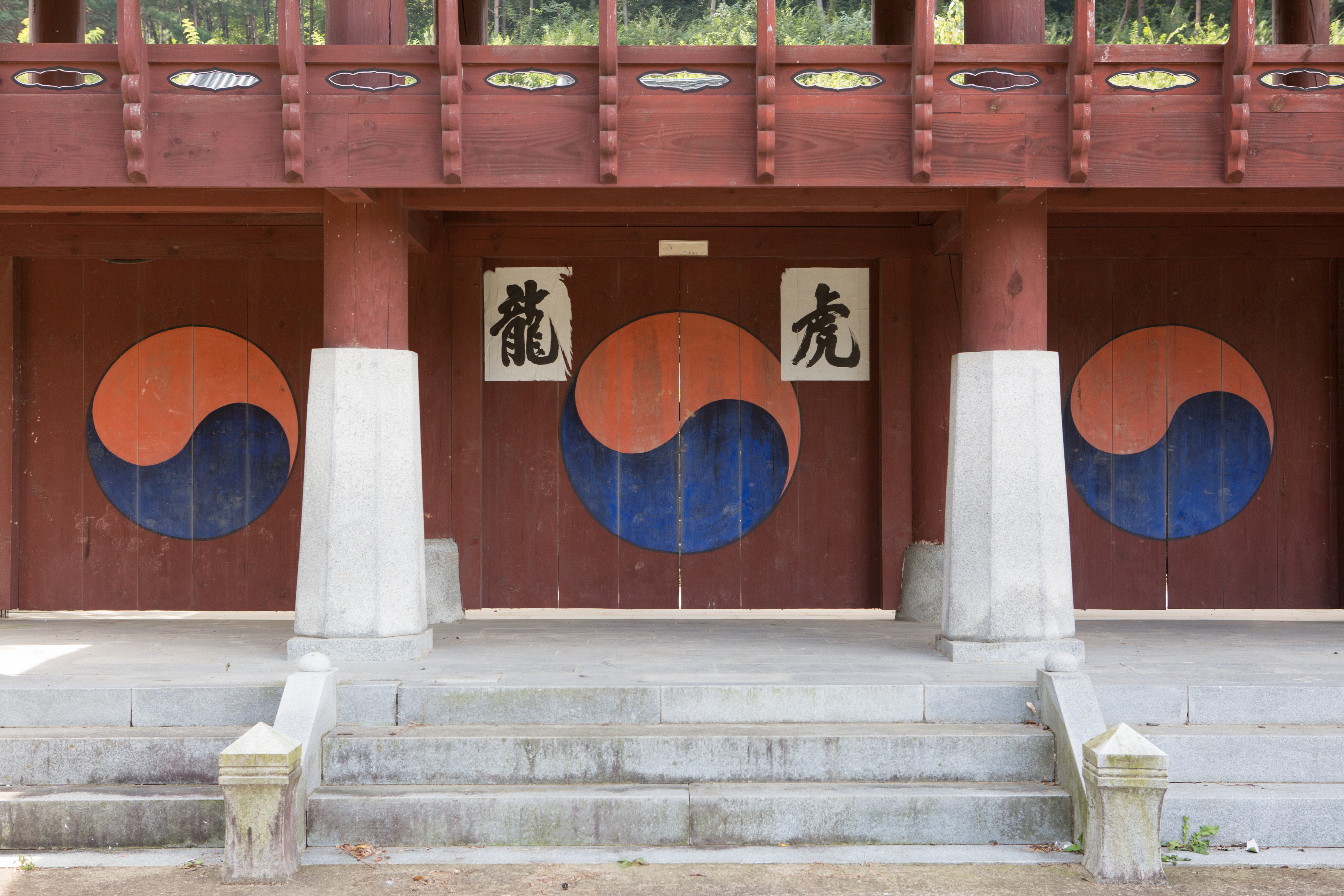 국가유산이미지 | 창녕 구니서당_기둥 및 태극문양 (촬영년도 : 2015년) 창녕 구니서당_기둥 및 태극문양 (촬영년도 : 2015년)