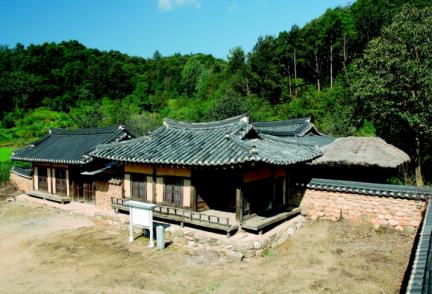 중문채, 사랑채, 안채, 곳간 등 4동의 건물이 ‘튼 ㅁ’자형으로 배치되어 있으며, 안채는 정면 5칸, 측면 3칸의 맞배지붕으로 되어 있다.