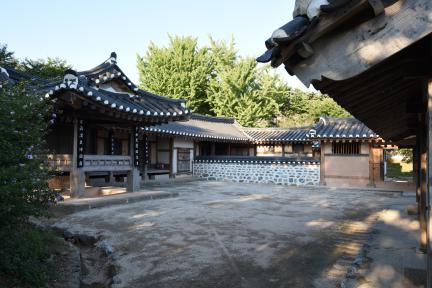 철종외가_안채마당 (촬영년도 : 2015년)