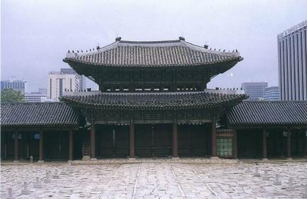 근정문후면