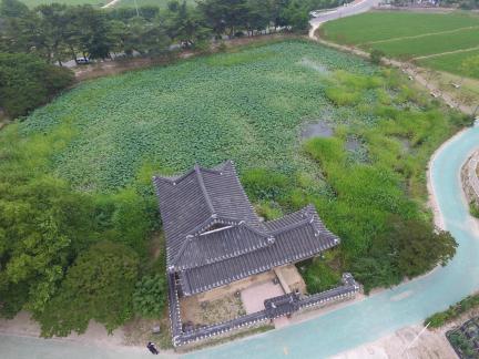 경주 서출지 서쪽상공(동쪽으로  조망) (고도보존육성과, 2017)