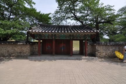 경주 미추왕릉 진입부 삼문 전면 (고도보존육성과, 2017)