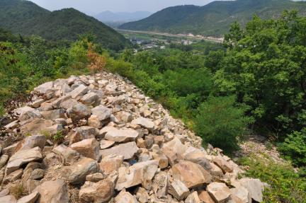 경주 명활성 탐방로 인근 잔존성벽 유구 (고도보존육성과, 2017)