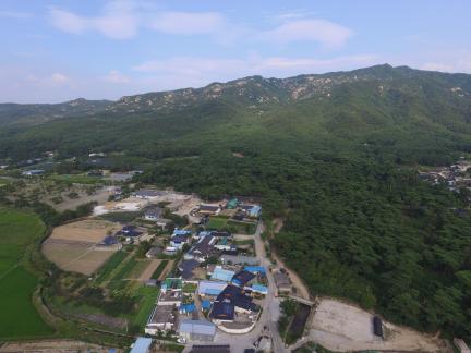 경주 남산일원 배동 삼릉 인근 서쪽상공(동쪽으로 조망) (고도보존육성과, 2017)