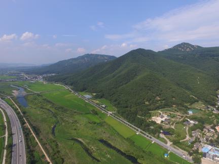 경주 남산일원 용장골 등산로 인근 남서쪽상공(북동쪽으로 조망) (고도보존육성과, 2017)