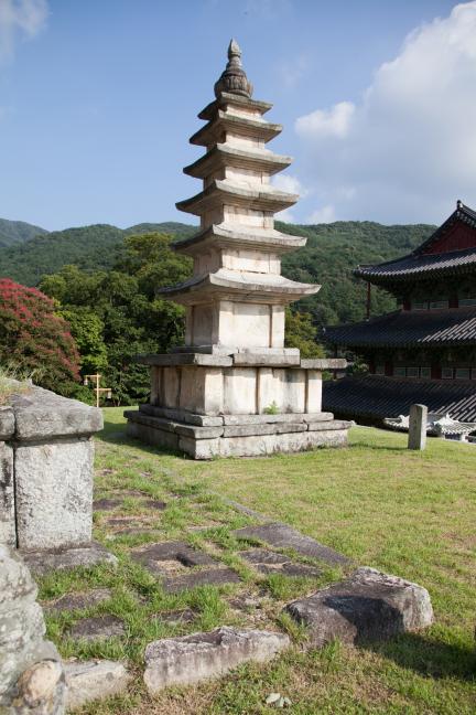 김제 금산사 일원_방등계단 앞에서 본 오층석탑 (촬영년도 : 2015년)