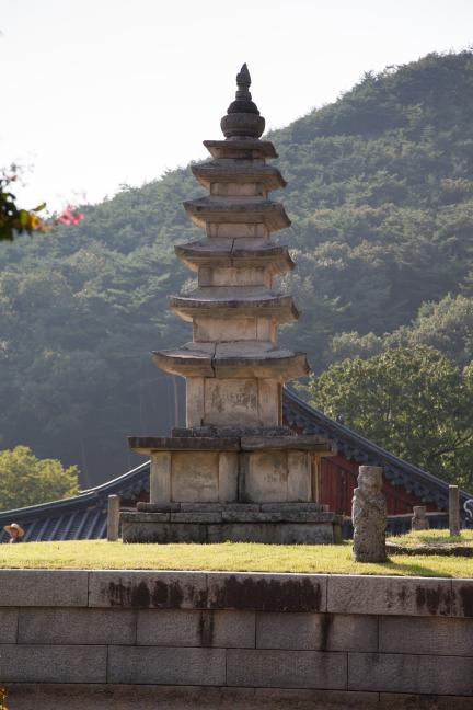 김제 금산사 일원_적멸보궁에서 바라 본 오층석탑 (촬영년도 : 2015년)