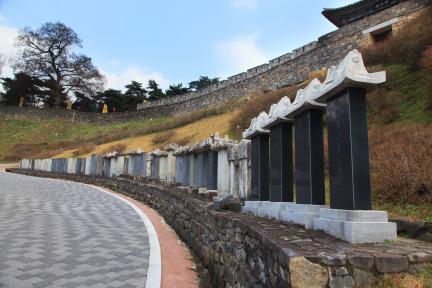 공주 공산성_금서루 입구 비석군 (촬영년도 : 2015년)
