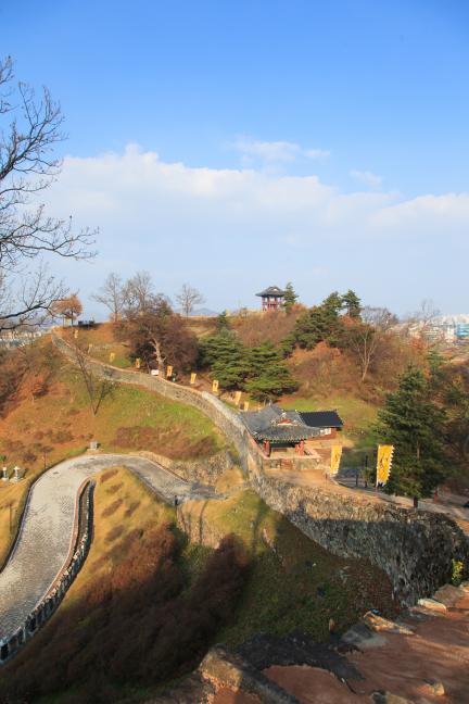공주 공산성_성곽길에서 내려다 본 금서루 (촬영년도 : 2015년)