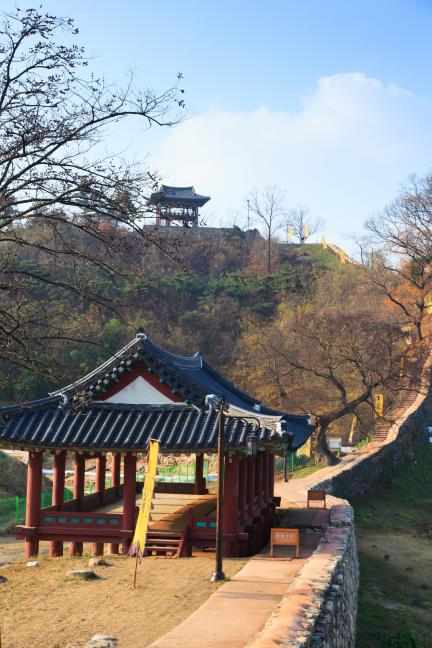 공주 공산성_성곽길에서 바라본 공북루 (촬영년도 : 2015년)