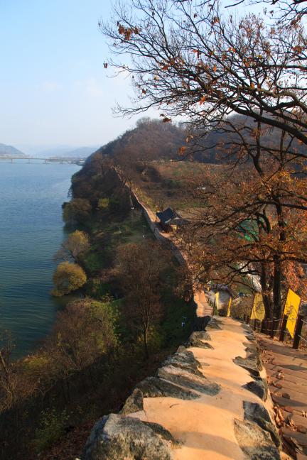 공주 공산성_성곽길에서 바라본 공북루와 금강변 (촬영년도 : 2015년)