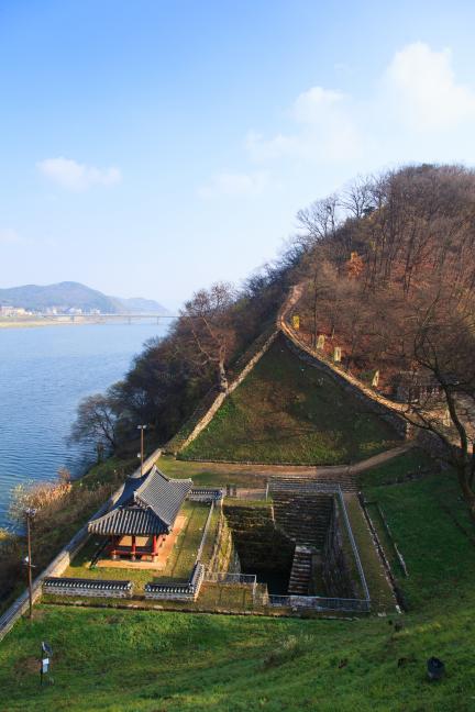 공주 공산성_성곽길에서 바라본 만하루와 연지 (촬영년도 : 2015년)