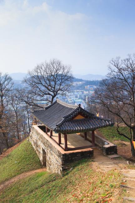 공주 공산성_성곽길에서 바라본 영동루 (촬영년도 : 2015년)