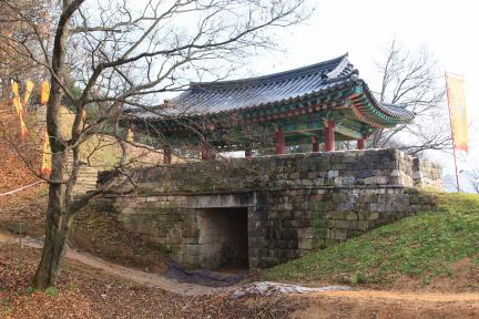 공주 공산성_성안에서 바라본 영동루 (촬영년도 : 2015년)