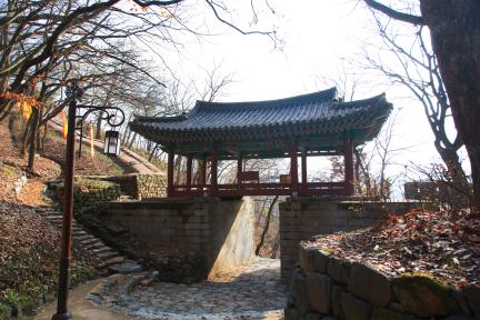 공주 공산성_성안에서 바라본 진남루 (촬영년도 : 2015년)