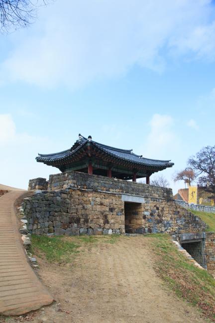 공주 공산성_성안쪽에서 바라본 금서루 (촬영년도 : 2015년)