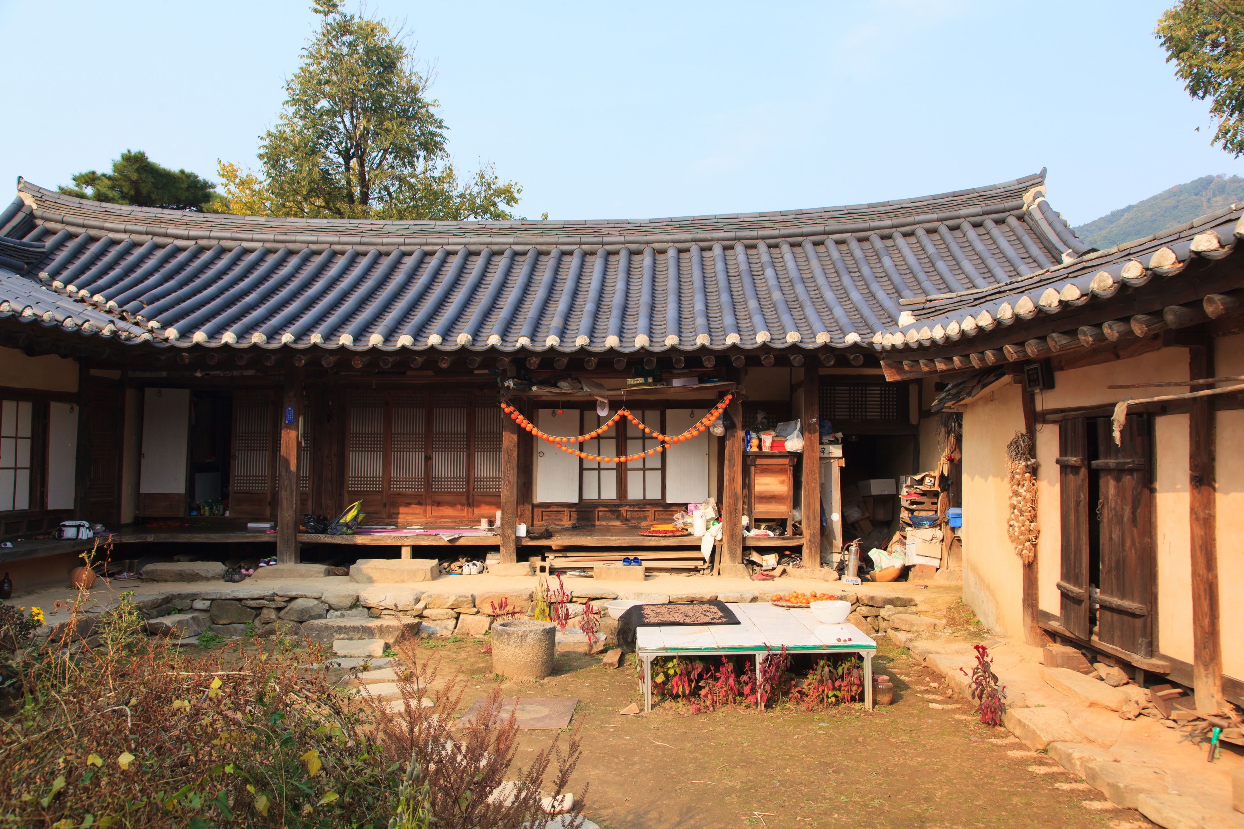 국가유산이미지 | 아산 외암마을 참판댁_큰집 안채와 곳간 (촬영년도 : 2015년) 아산 외암마을 참판댁_큰집 안채와 곳간 (촬영년도 : 2015년)
