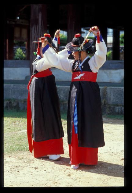 9899_두 손 모아 어름사위_승전무_국가유산청