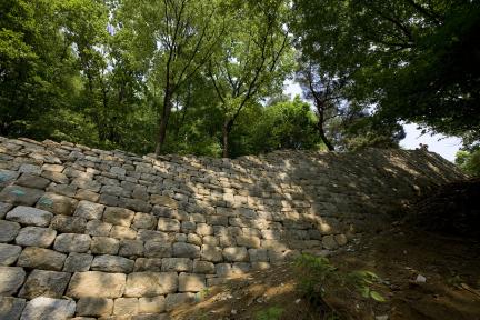 147360_복원중인 성벽_석장(이의상)_국가유산청