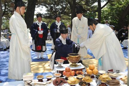 윤흥신장군 향사 봉행