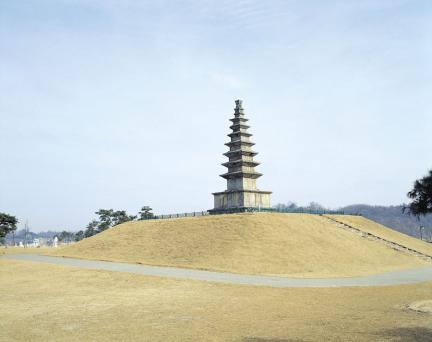 충주 탑평리 칠층석탑 측면전경