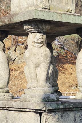 상층기단의 돌사자