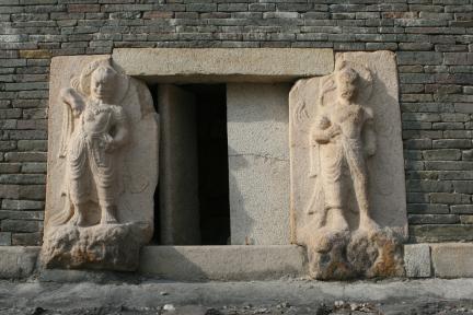경주 분황사 모전석탑_동면 감실 인왕상_건축_2007년(출처 : 국립문화재연구소)