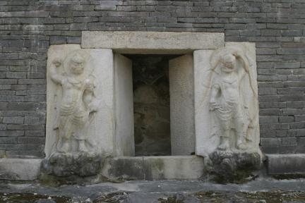경주 분황사 모전석탑_북면 감실 인왕상_건축_2007년(출처 : 국립문화재연구소)