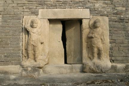 경주 분황사 모전석탑_서면 감실 인왕상_건축_2007년(출처 : 국립문화재연구소)