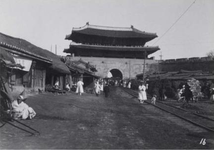 전찻길이 놓인 숭례문(1905)