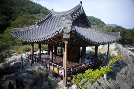 측면에서 바라본 거연정(여름)