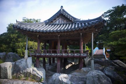 정면에서 바라본 거연정