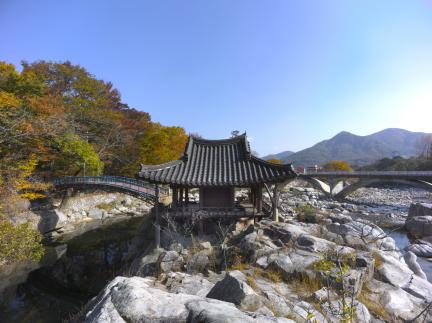 측면에서 바라본 거연정의 가을
