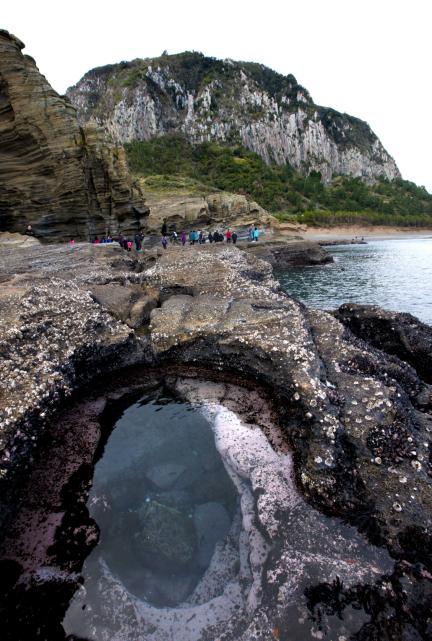 용머리해안 끝자락에서 본 제주 산방산