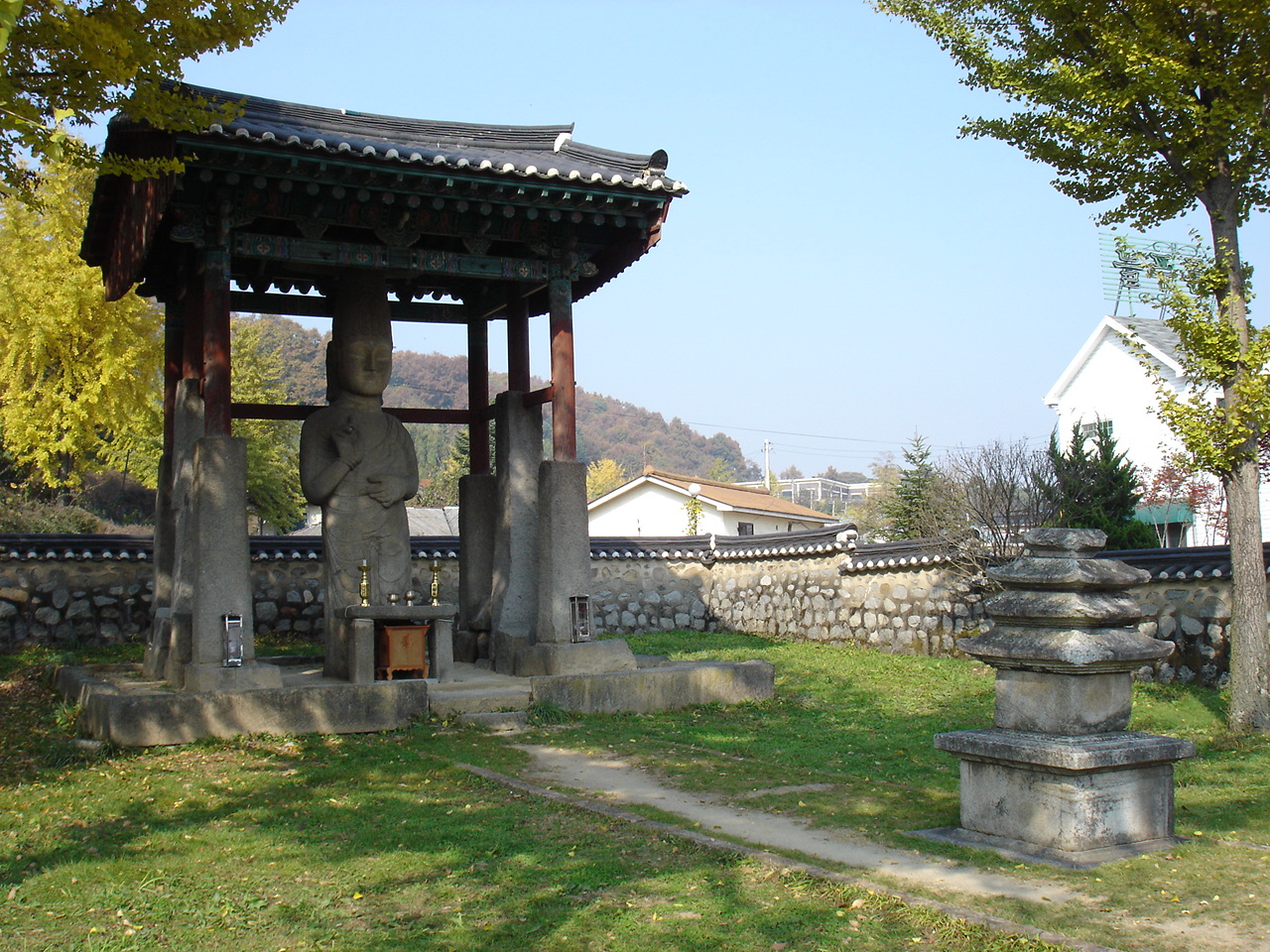 국가유산이미지 | 전경(매산리석불입상과 미륵당오층석탑) 전경(매산리석불입상과 미륵당오층석탑)