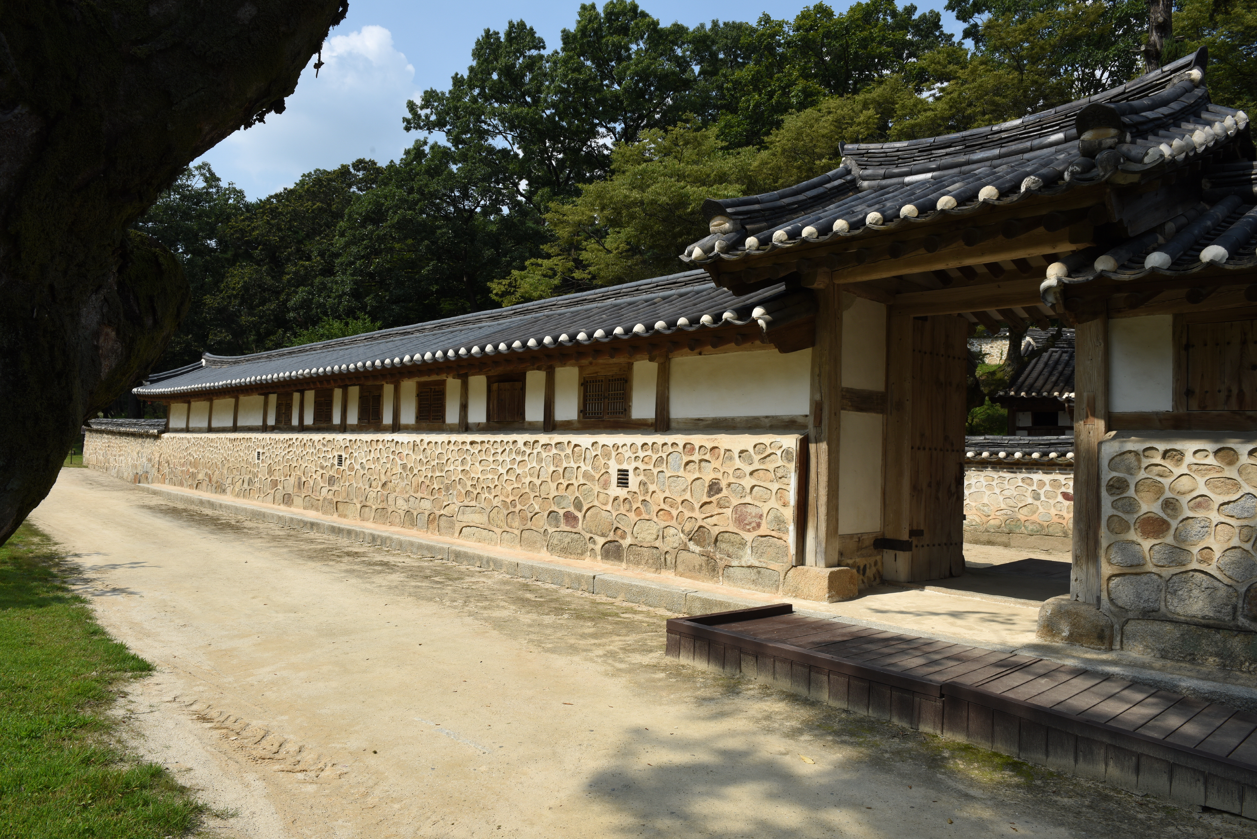 국가유산이미지 | 여주 효종 영릉재실_행랑채 담장 전경 (촬영년도 : 2015년) 여주 효종 영릉재실_행랑채 담장 전경 (촬영년도 : 2015년)