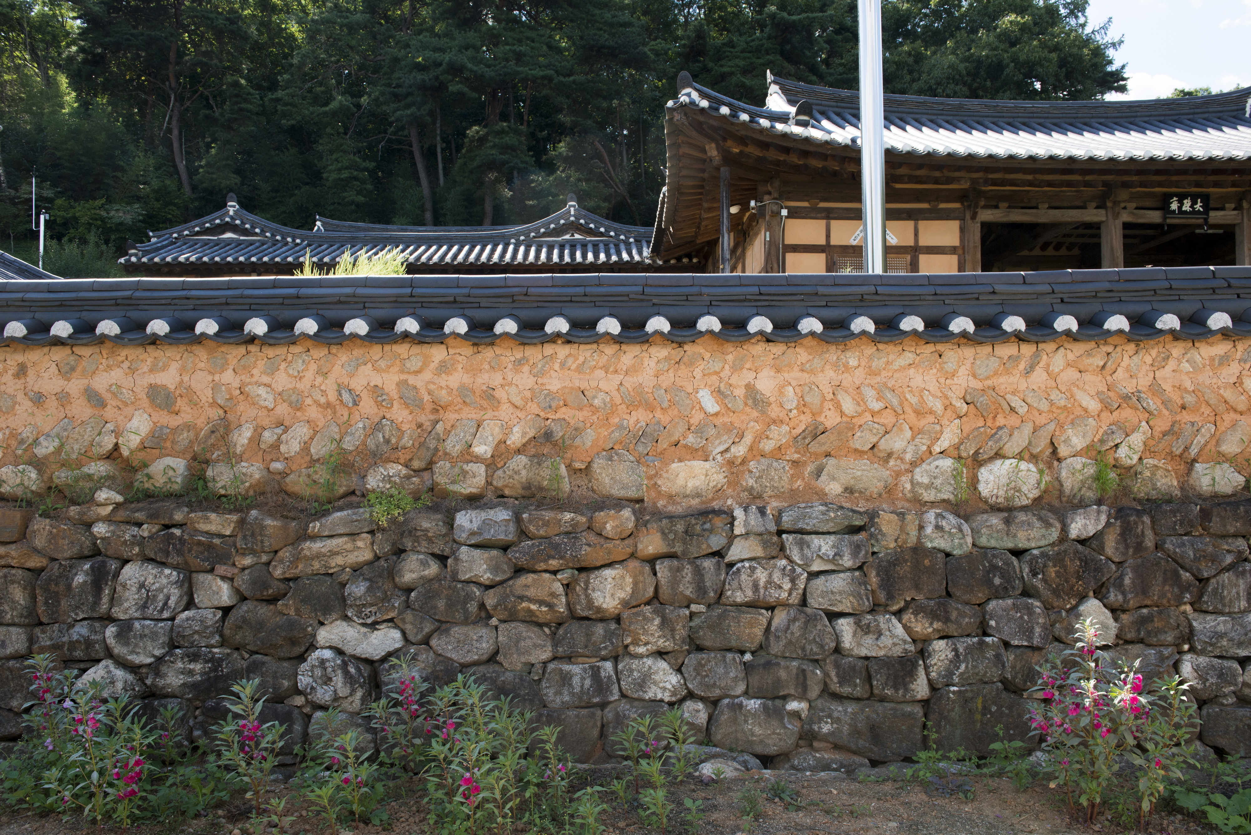 문화재이미지 | 예천권씨 초간종택 별당_담장 (촬영년도 : 2015년) 예천권씨 초간종택 별당_담장 (촬영년도 : 2015년)