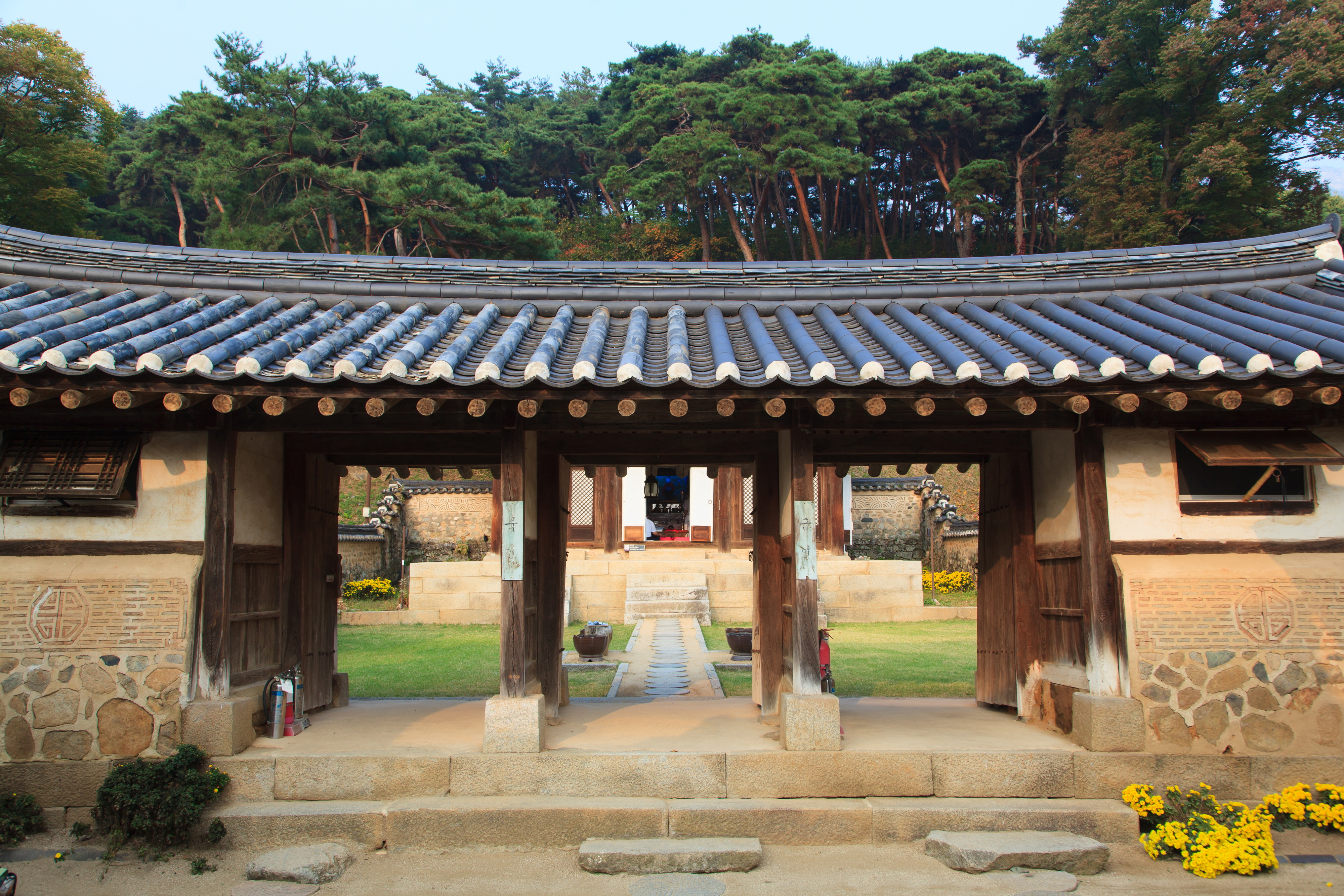 국가유산이미지 | 공주 계룡산 중악단_대문간채 전경 (촬영년도 : 2015년) 공주 계룡산 중악단_대문간채 전경 (촬영년도 : 2015년)