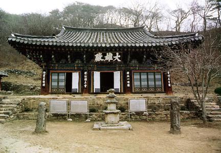 청룡사대웅전
