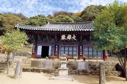 청룡사대웅전