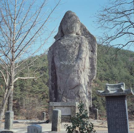 남원 용담사지 석조여래입상