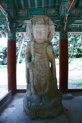 경주 배동 석조여래삼존입상 왼쪽 보살상